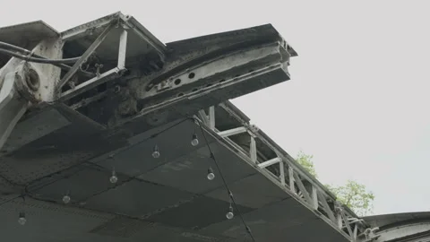 Aircraft wing structure with hanging lights in slow motion Vídeo Stock 337382701