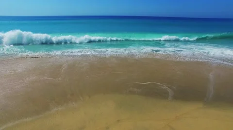 Aireal drone flying over waves in a beach of Los Cabos Mexico Vidéo 68441102