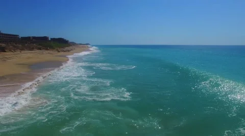 Aireal drone flying over waves in a beach of Los Cabos Mexico Vidéo 68441153