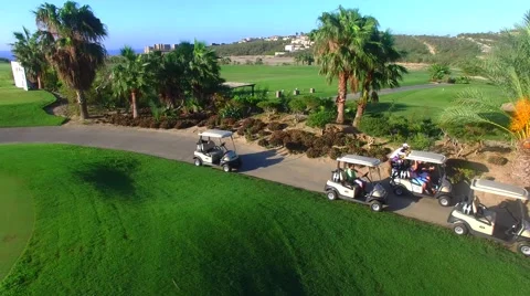 Aireal drone Golf Practice over golf carts in Los Cabos Mexico Tournament Vidéo 68412332