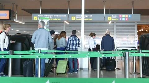 Airline passengers checking in at the security line Vídeo Stock 62898576