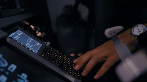 Airline Pilot in Full Motion Flight Simulator Stockbeeldmateriaal 326180795