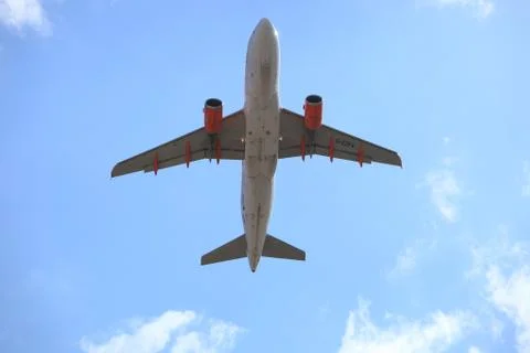 Airliner flying overhead Foto stock