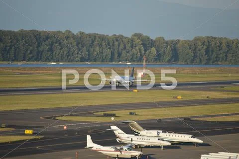 Airliner landing at Portland Airport Stock Photos