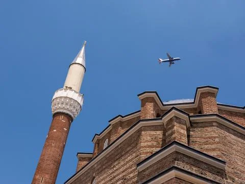 Airliner that passes over the mosque in Sofia (Bulgaria) Fotos de archivo