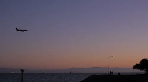 Airliner passing at sunset 库存影片 30464598