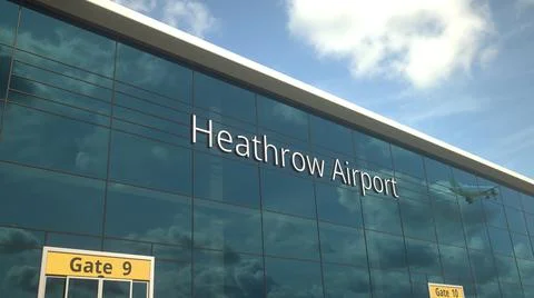 Airliner take off reflecting in the windows with Heathrow Airport text, 3d Ilustración de archivo