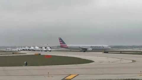 Airliners Queue for Takeoff at O'Hare Video stock 336816528