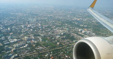 Airliner's Wing and Engine Passing over Crowded City. 4k DCI footage Vídeos de archivo 84546373