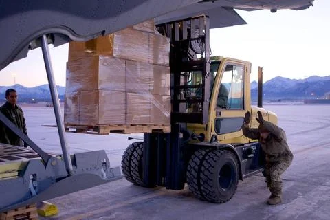 Airmen of 176th Wing load boxes containing prescription drugs onto a 211th... Foto stock