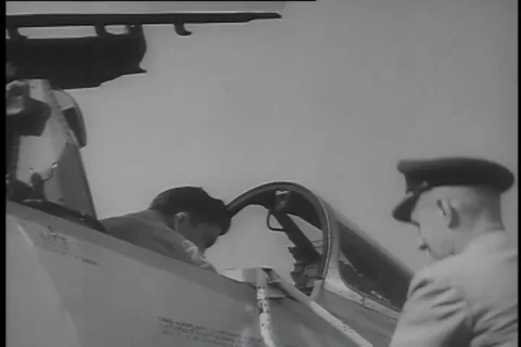 Airmen test the powerful jet engine - 1956 Vídeos de archivo 99085178