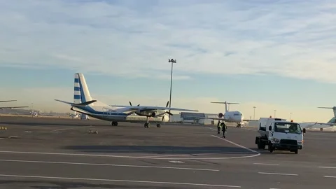 Airplane AN-24 库存影片 142936923