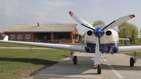 Airplane on the airfield Видео 83384407