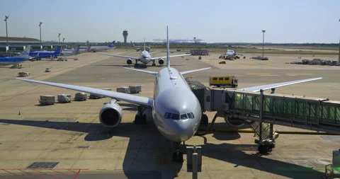 Airplane at airport gate preparing for flight 库存影片 345003309