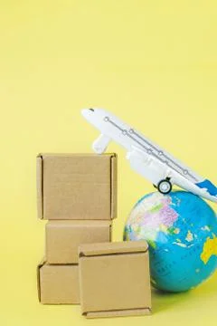Airplane and stack of cardboard boxes. concept of air cargo and parcels, airm Foto stock