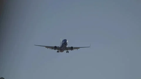 Airplane approaching from front, passing overhead Stockbeeldmateriaal 336671815