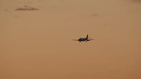 Airplane approaching at sunset 스톡 동영상 271626362