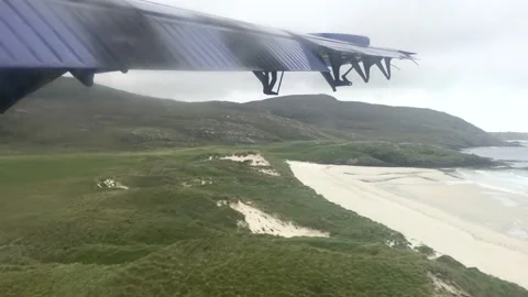 Airplane Arriving To Barra Airport To United Kingdom, landing on the beach Vidéo