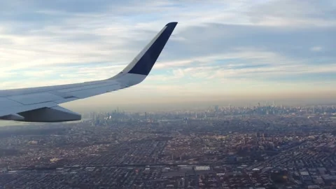 Airplane close up wing view on new york skyline usa smog polluting air taking Vídeo Stock 265459400