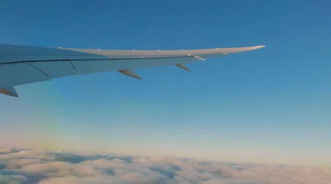 Airplane coming out of clouds Vídeos de archivo 45286987