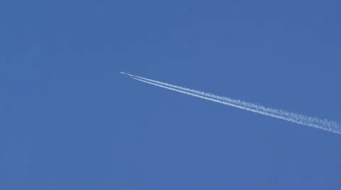 Airplane contrails in the sky 库存影片 46000414