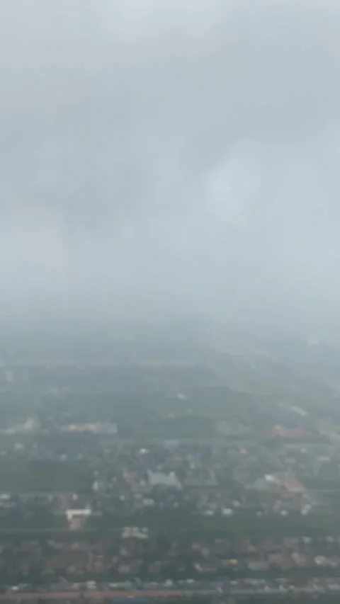 Airplane Descending Through Clouds Revealing Bangkok Outskirts Vertical 1080p Vídeos de archivo 336481792