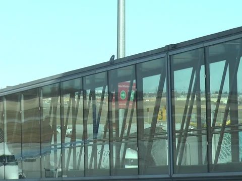 Airplane Disembarking through Enclosed Gate 스톡 동영상 82076683