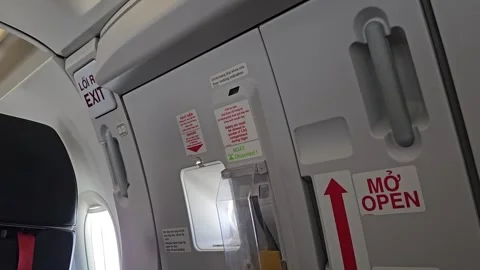 Airplane emergency exit door handle and safety instruction signs. Vidéo 341542913