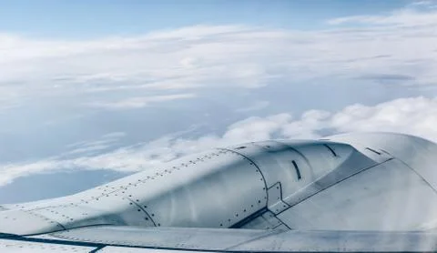 Airplane engine over sunset clouds view from airplane window. blue sky Foto stock