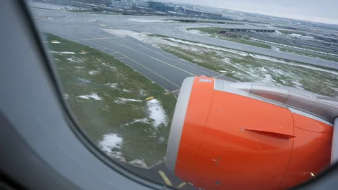 Airplane engine view from cabin window Stock-Footage 334490191