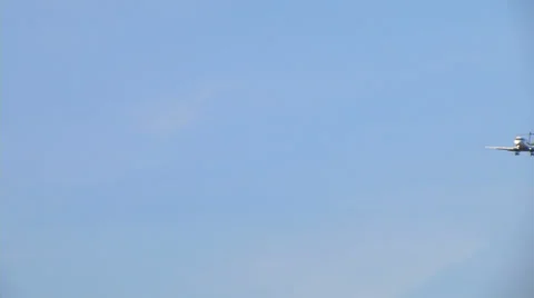 Airplane Flies Across Frame Stockbeeldmateriaal 33517509