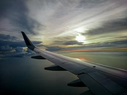 The airplane flies between the clouds Stockfoto's