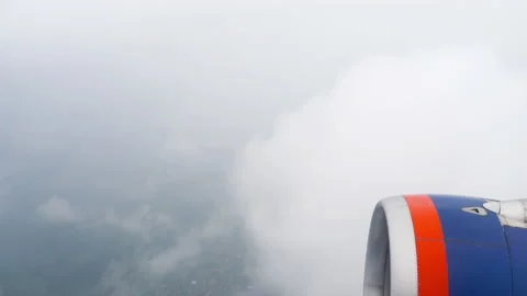 Airplane flies through the clouds Video stock 195780029