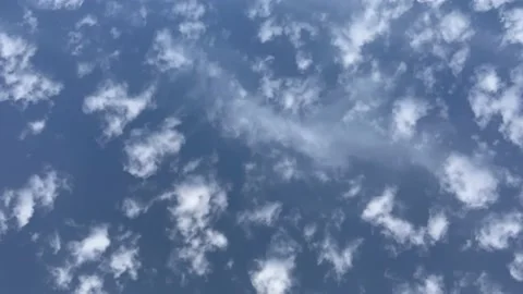Airplane in flight, making a white stripe in the sky. Time Lapse of blue sky. 스톡 동영상 157221358