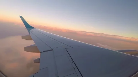 Airplane in flight time lapse above clouds at sunset. Vidéo 110171148