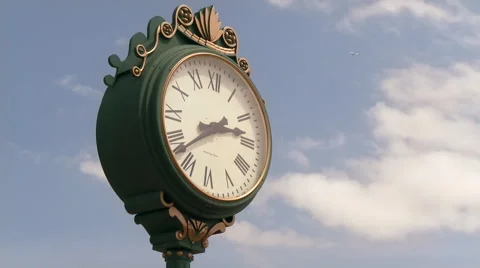 Airplane Flying by Clock Vidéo 41893486