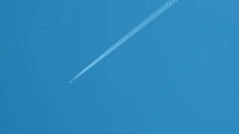 Airplane flying on deep blue sky Video stock 292906312