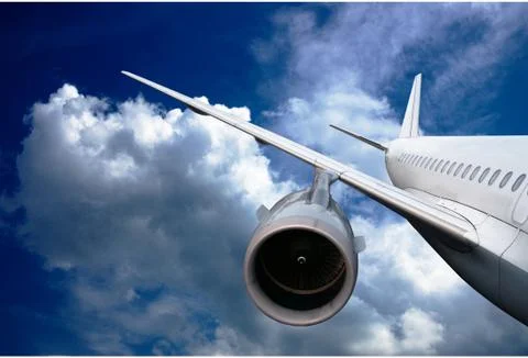 Airplane flying down Stock-Fotos