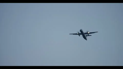 Airplane flying in empty sky Vidéo 56841599