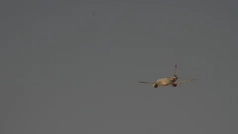 Airplane flying Stock Footage 86621019