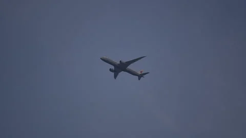 Airplane flying Stock Footage 195430183