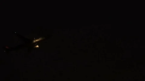 Airplane flying at night Video stock 83160436