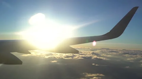 Airplane flying over clouds Vídeos de archivo 66241422