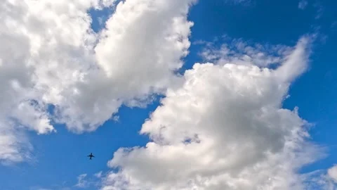 Airplane flying over fluffy clouds. 库存影片 342387571