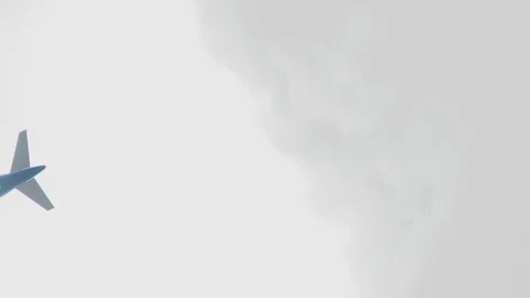Airplane Flying Over Head Cloudy sky 動画素材 92353358