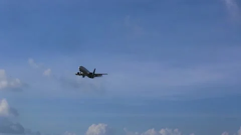 Airplane flying over head Stockbeeldmateriaal 60968881