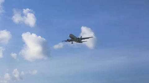 Airplane flying over head Stockbeeldmateriaal 60969390