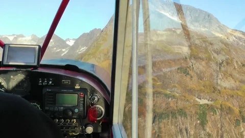 Airplane flying over the mountain range on a sunny day 스톡 동영상 83305233
