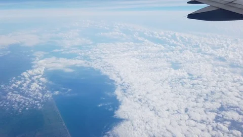 Airplane flying over ocean Video stock 109585761