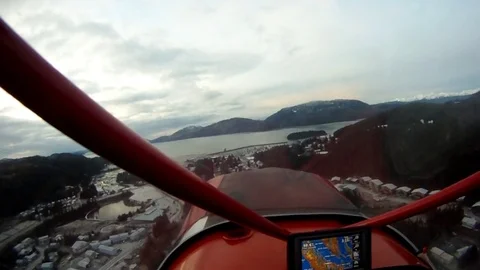 Airplane flying over the settlement 스톡 동영상 83305347